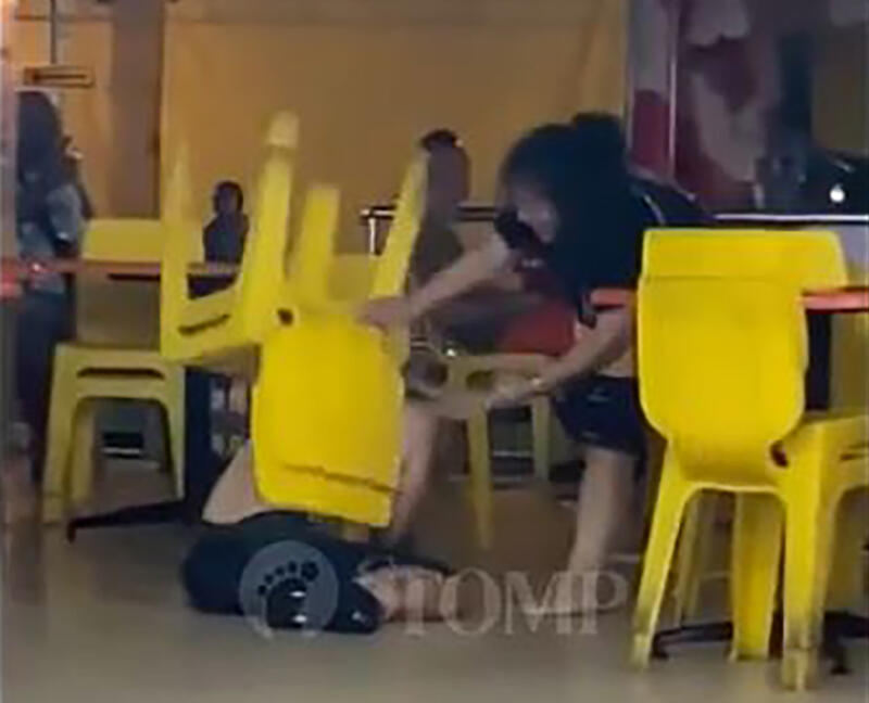 *已签发*柔:狮城二三事:扔瓶丢椅互叫嚣 男女咖啡店扭打