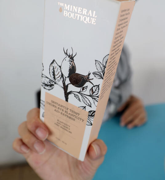 *已签发*柔:狮城二三事:狮城七旬伯拒再掏钱买产品遭冷待 美容院否认强硬推销