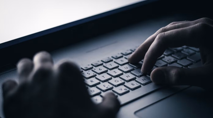 *已签发*柔:狮城二三事:狮城七旬妇坠骗局险失32万令吉 银行职员识破助她避过一劫