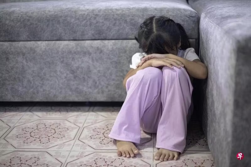 *已签发*柔:狮城二三事:花太长时间找手机 狮城狠父掴5岁幼女监1年