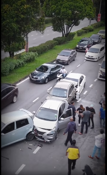 疑红灯刹车不及 7车连环撞3人伤