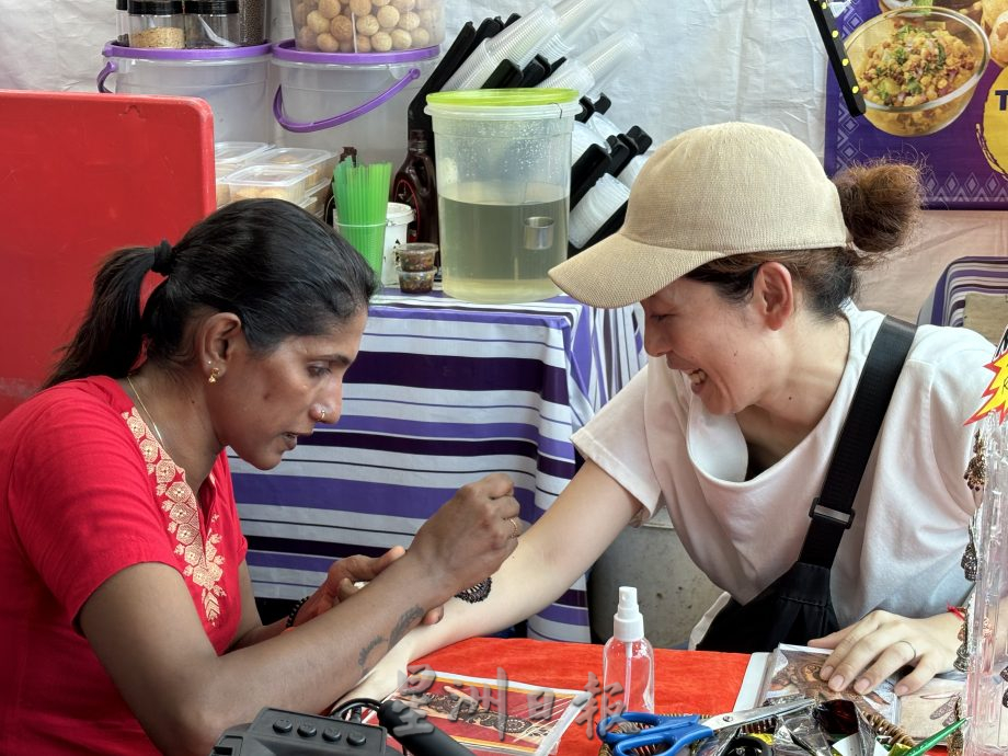 **已签发**柔:第二版头条:【特稿】:走一趟屠妖节年货市集,为印裔同胞选购好礼