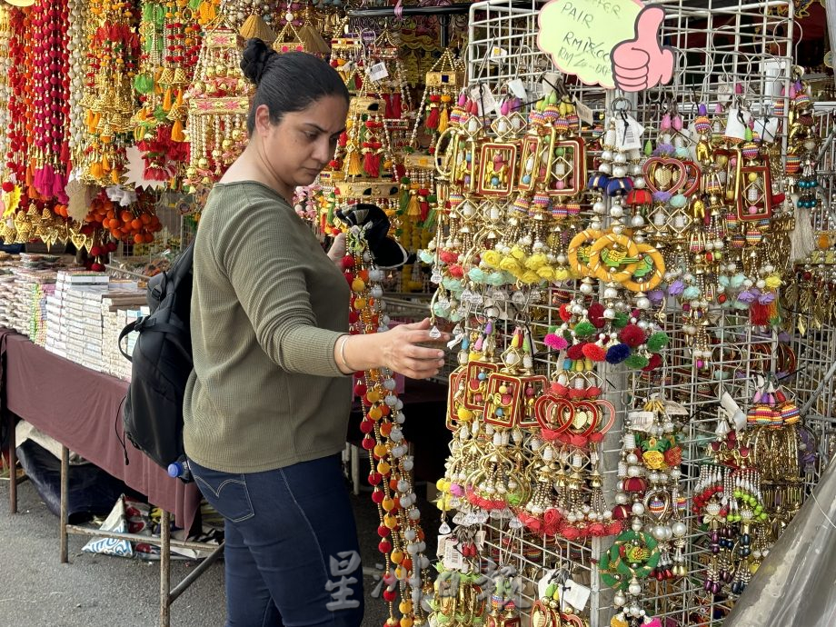 **已签发**柔:第二版头条:【特稿】:走一趟屠妖节年货市集,为印裔同胞选购好礼