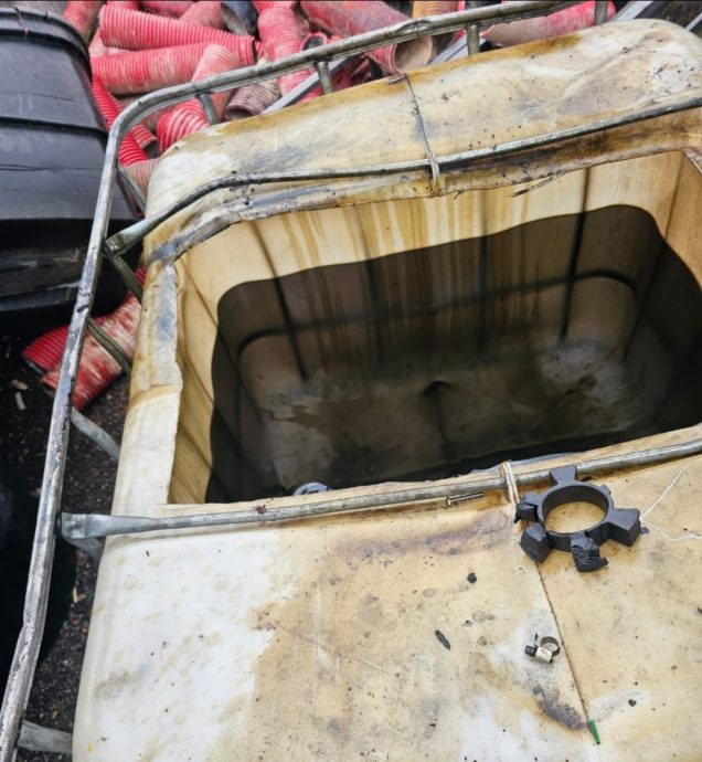 已签发(版3头)大都会/利丰工业区飘刺鼻异味,源头是回收大油箱“黑油”/5图