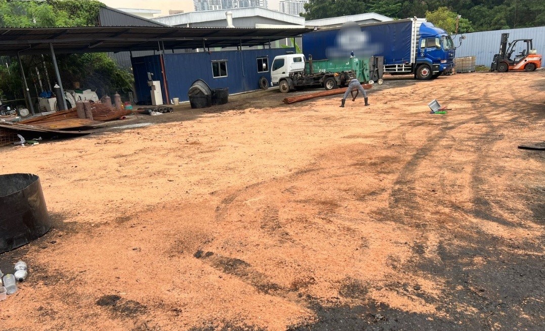 已签发(版3头)大都会/利丰工业区飘刺鼻异味,源头是回收大油箱“黑油”/5图