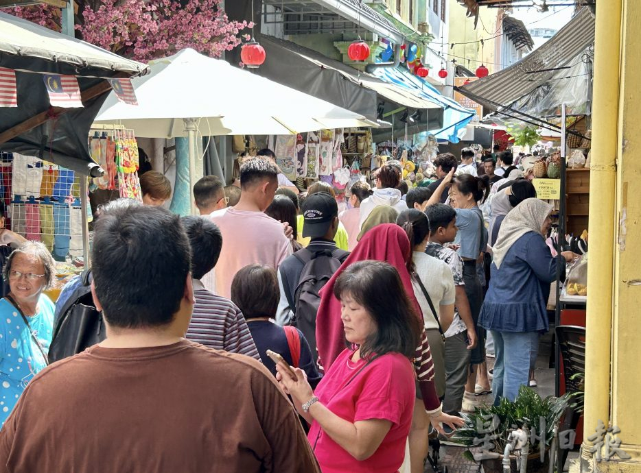 怡保街场现人潮 4天连假好热闹