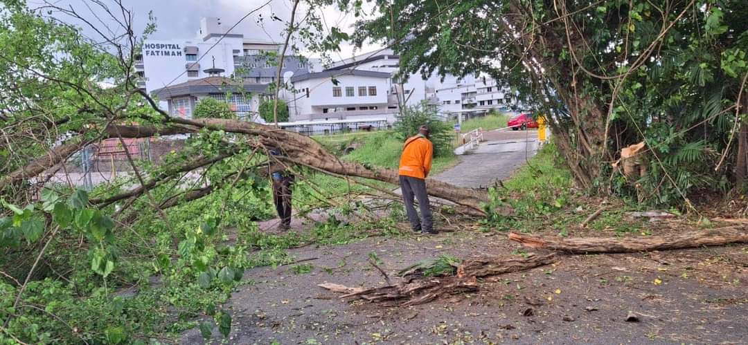 怡市长:雨季应对水灾 市厅清理堵塞沟渠