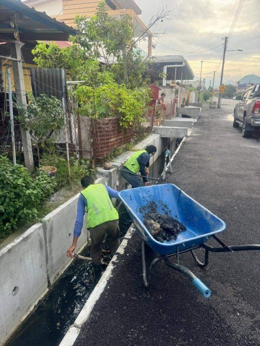 怡市长:雨季应对水灾 市厅清理堵塞沟渠