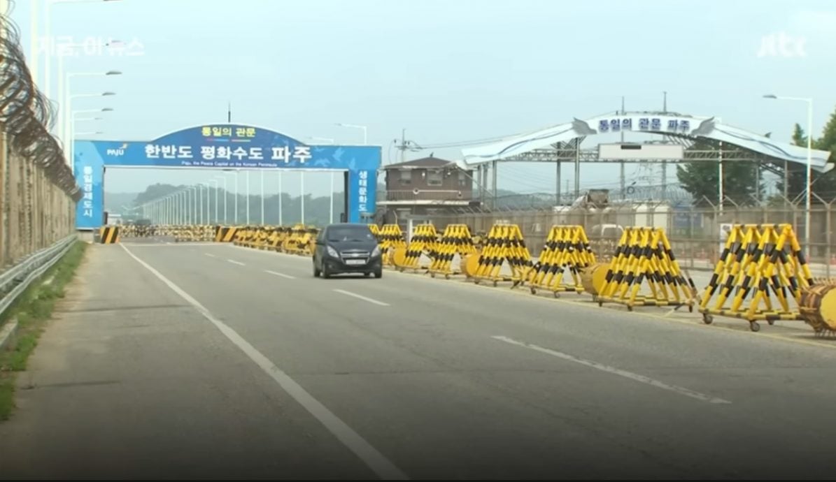 想重回祖国怀抱 脱北者偷开巴士冲统一大桥被捕