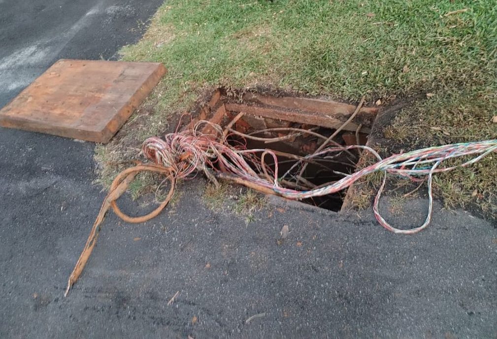 打开井盖偷地下电缆,贼徒得手后留陷阱