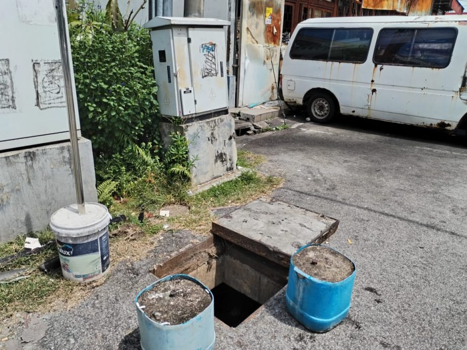 打开井盖偷地下电缆,贼徒得手后留陷阱