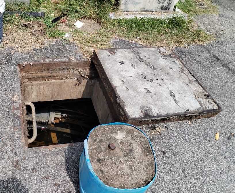 打开井盖偷地下电缆,贼徒得手后留陷阱