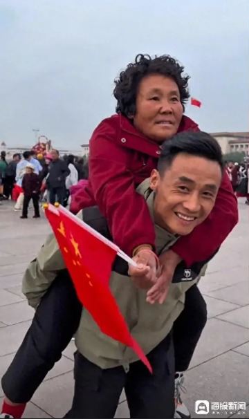 拚盘)“小时候妈妈背我,现在我背她”新疆小伙卖房背脑萎缩母亲游全中国
