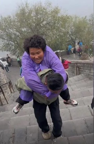 拚盘)“小时候妈妈背我,现在我背她”新疆小伙卖房背脑萎缩母亲游全中国