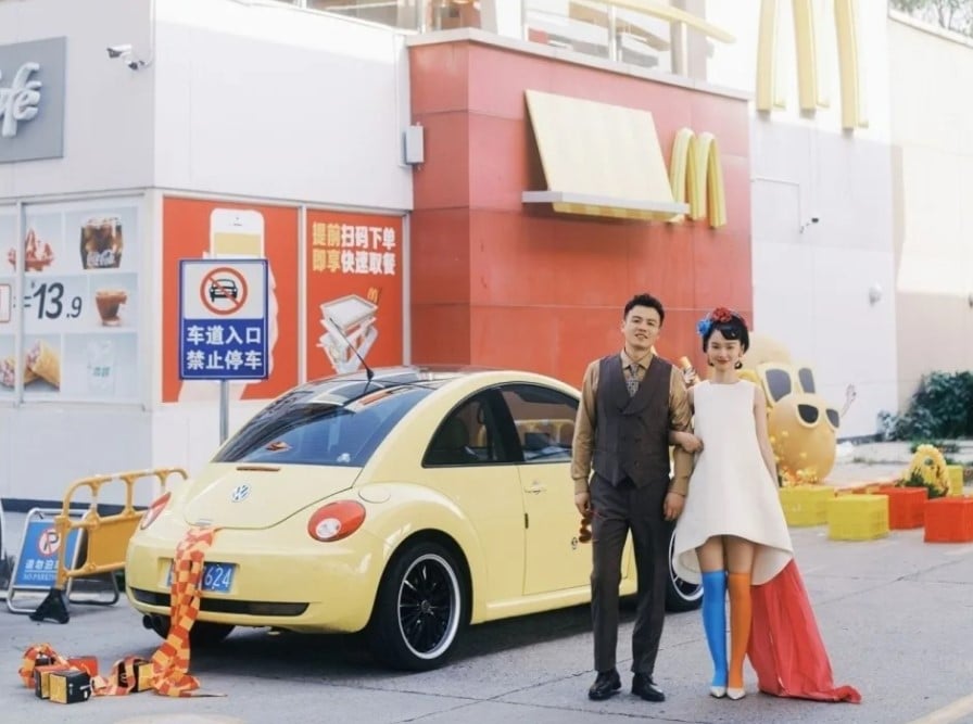 拼盘 婚戒藏薯条盒、来宾吃儿童餐！中国小夫妻麦当劳办婚宴