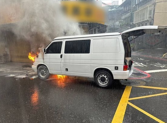 改装车突起火惨况曝光 凤小岳夫妇火中逃命