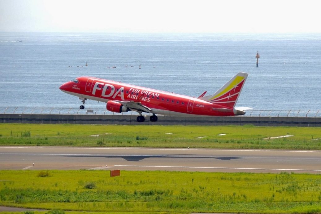 日本68人客机“起飞疑遇鸟击”！　紧急返航回名古屋