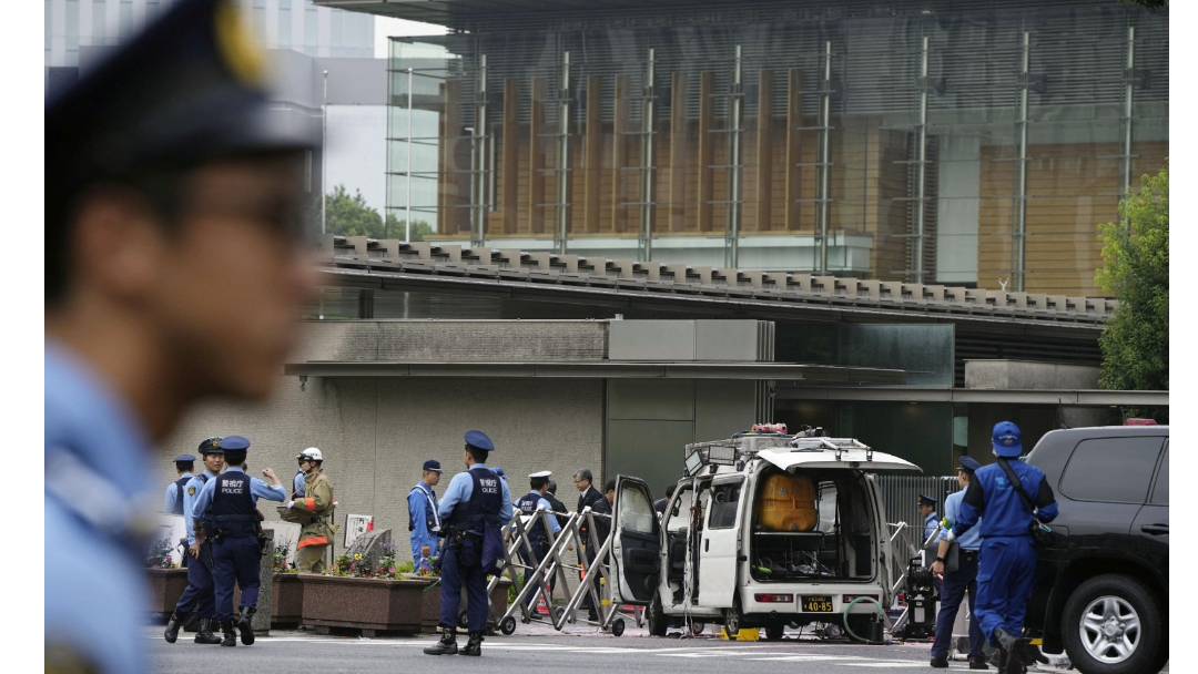 日本自民党总部被丢汽油弹 嫌犯驾车撞首相官邸