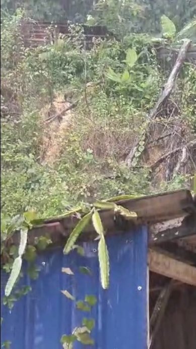 旺沙马朱第6区山泥倾泻 民宅淹满黄泥水