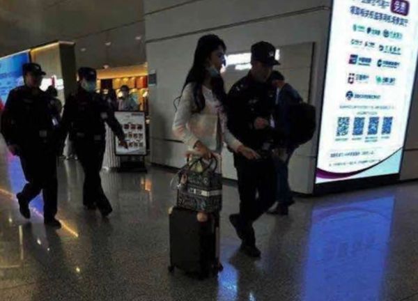 易建联被爆嫖娼　“女主角”传在机场被捕后哭个不停