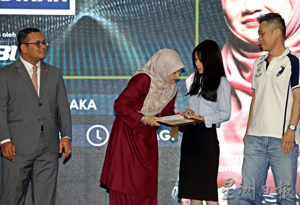 柔佛华小大批老师调派风波.法丽娜:展延明年分阶段分批.获调派老师可上诉