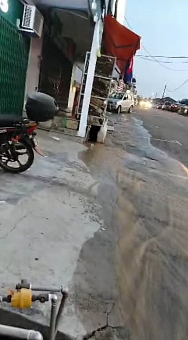 柔:古来黄金花园店屋前水管破漏,影响商家营业