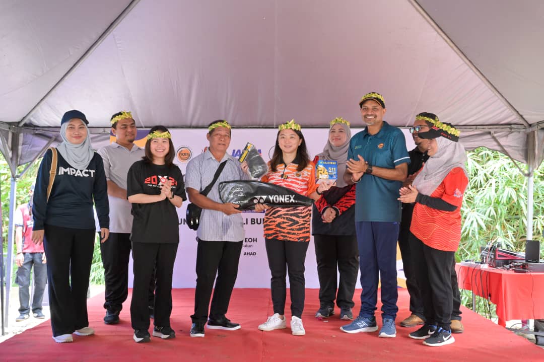 梦想回馈社会 李宗伟捐球拍予贫穷儿童