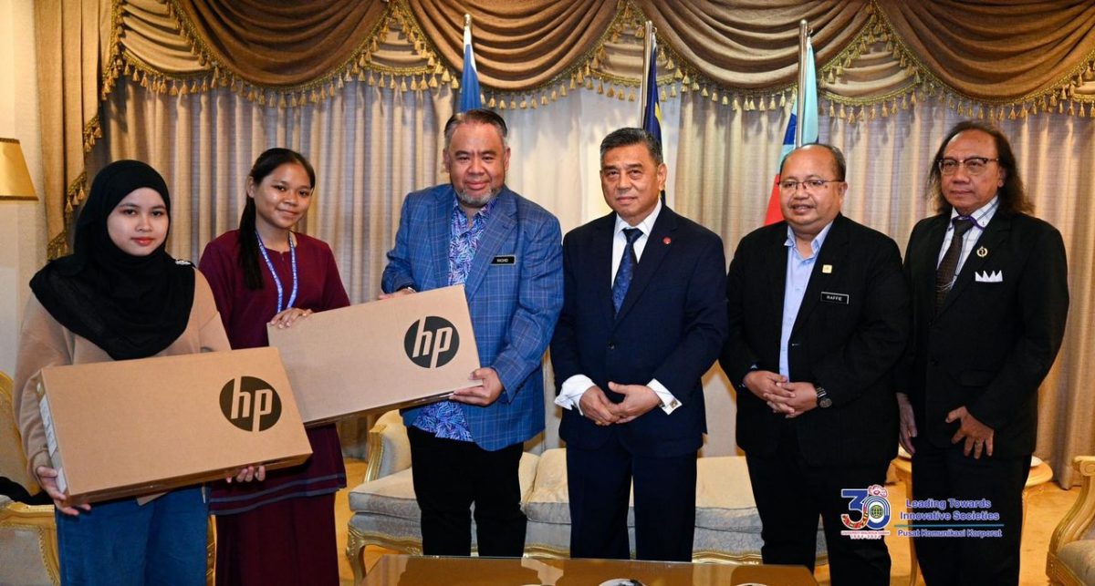 沙州元首赠手提电脑 支持2女生升学