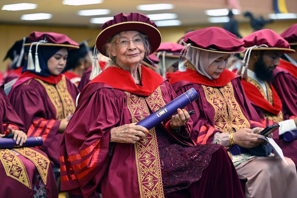 法老妇展现惊人毅力 10年写论文81岁当博士