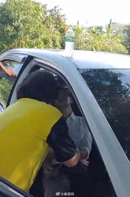 泰离谱!老外在德士上吸大麻 司机被熏晕