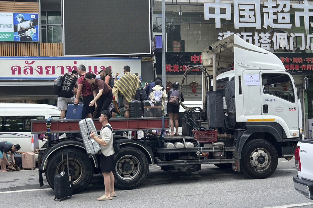 清迈出现50年一遇洪灾 500多名游客被困