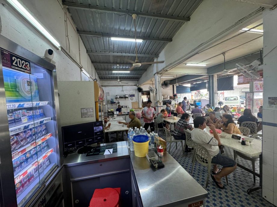 版三头 *已签发* 柔：【特稿】：烟草与吸烟管制法令生效，业者称未接获任何指示 静观其变