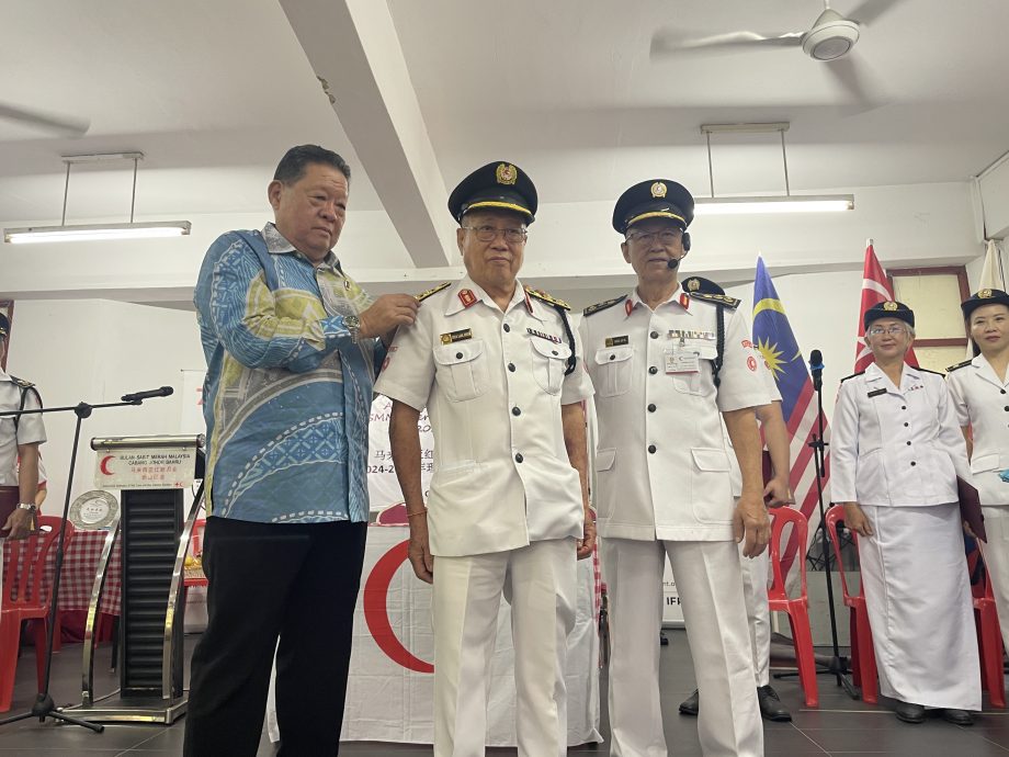张亚伍卸肩负29年重责,红新月会新山区会交棒蔡烈苍