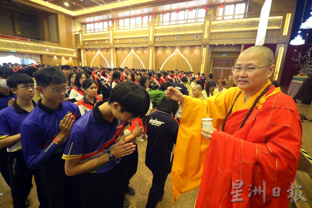版头之一 *已签发* 柔:佛光山新马寺与柔教育局首联办,为1500名SPM考生祈福