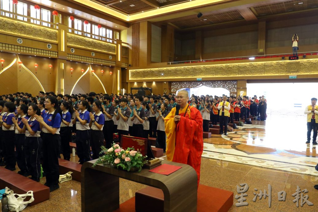 版头之一 *已签发* 柔:佛光山新马寺与柔教育局首联办,为1500名SPM考生祈福