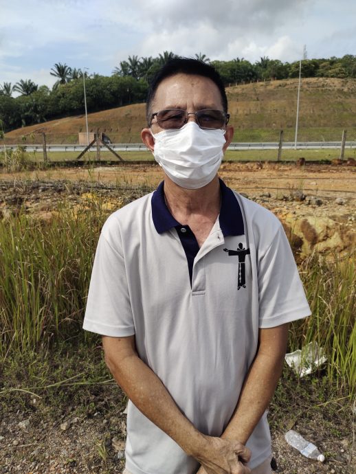 版头之一 *已签发* 柔:士乃一私人地段成倾倒焚烧非法垃圾场 充斥大量椰壳建材肥料及酒瓶