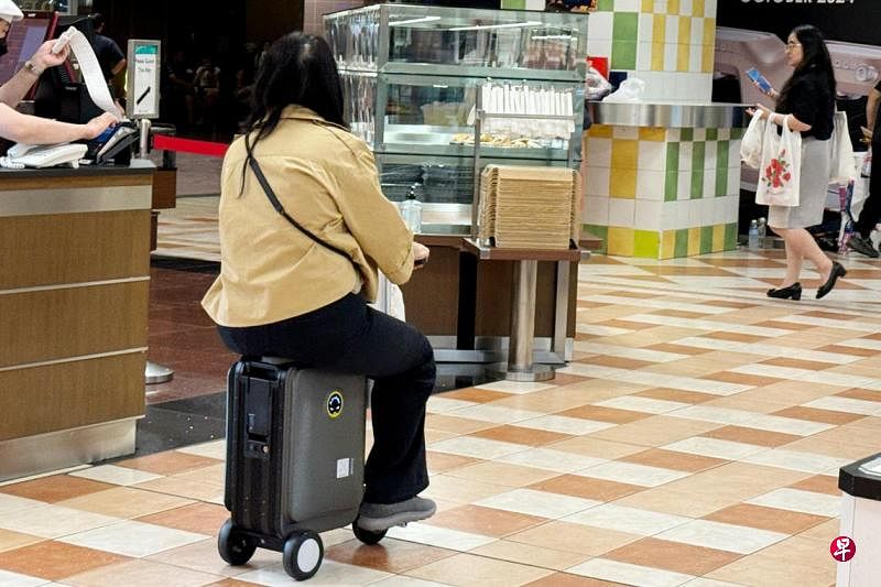 狮城骑电动行李箱盛行 陆交局:个人代步工具需注册