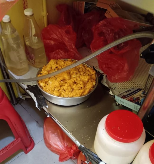 甲2早餐店1薄饼店卫生不达标 被发现有老鼠粪便食材放地上