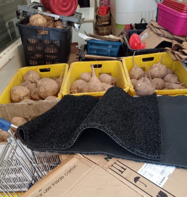 甲2早餐店1薄饼店卫生不达标 被发现有老鼠粪便食材放地上