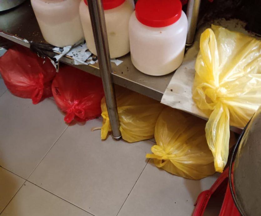 甲2早餐店1薄饼店卫生不达标 被发现有老鼠粪便食材放地上