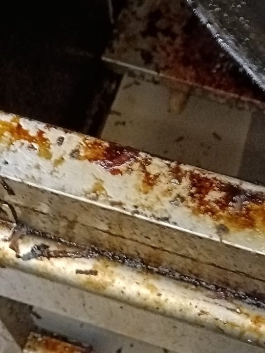 甲2早餐店1薄饼店卫生不达标 被发现有老鼠粪便食材放地上