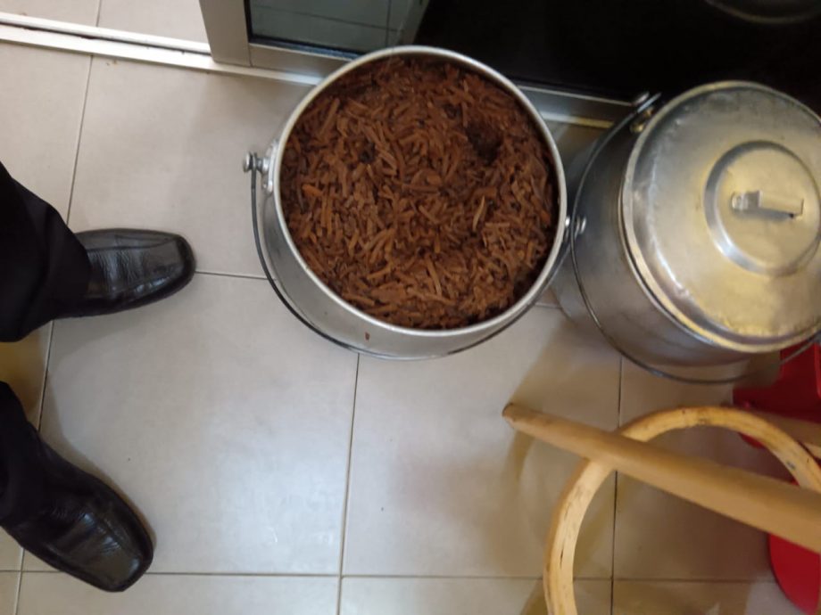 甲2早餐店1薄饼店卫生不达标 被发现有老鼠粪便食材放地上