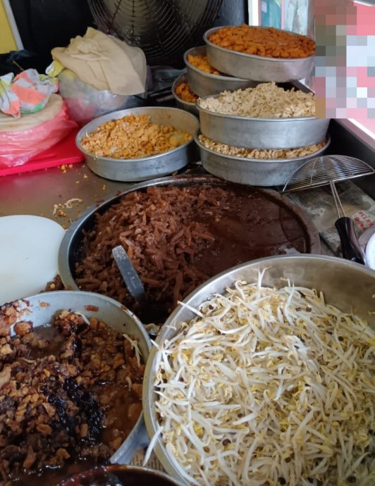 甲2早餐店1薄饼店卫生不达标 被发现有老鼠粪便食材放地上