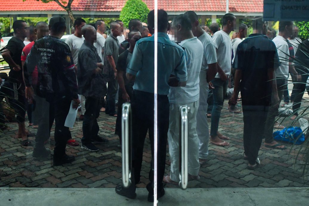 申请释放囚犯许可证获批,63人获释回家庆祝屠妖节。