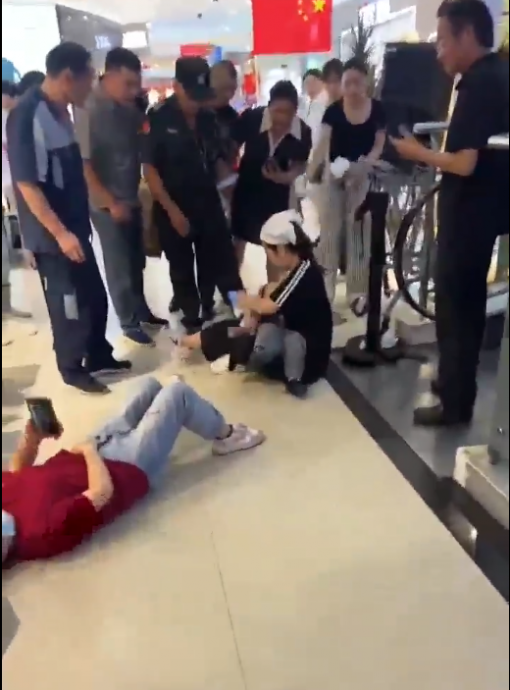 男子持双刀超市斩人酿3死15伤 连小孩也没放过