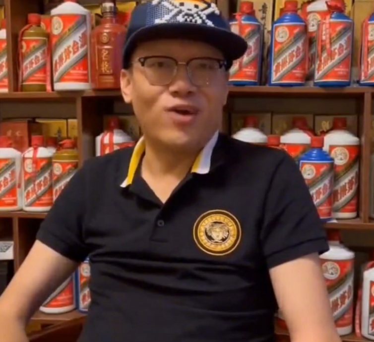 网红强迫深圳机场志愿者摘口罩 警方通报:行拘