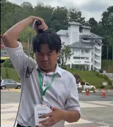 补图//反对马大学费清零政策 新青年候选人落发抗议