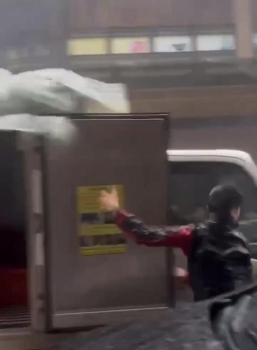 视频 | 台风山陀儿登陆高雄 送货壮汉3秒被吹走 惊悚一刻曝光