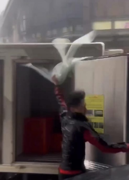 视频 | 台风山陀儿登陆高雄 送货壮汉3秒被吹走 惊悚一刻曝光