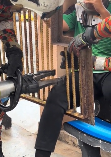 视频|14岁男生脚卡铁条沟盖缝隙获救 网纳闷:如何掉进去的?